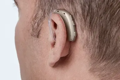 Homem usando Oticon Xceed